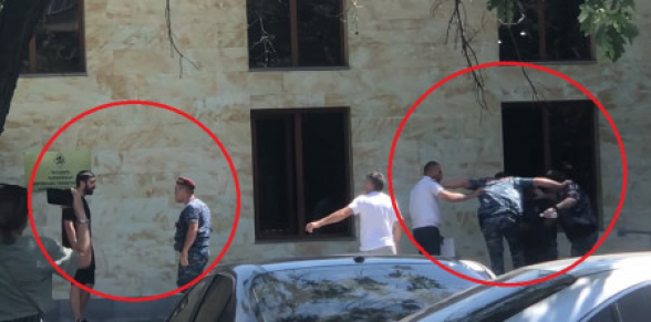 Ծեծկռտուք՝ համազգեստով ու քաղաքացիական հագուստով ոստիկաններն են միմյանց ծեծի ենթարկել (տեսանյութ)